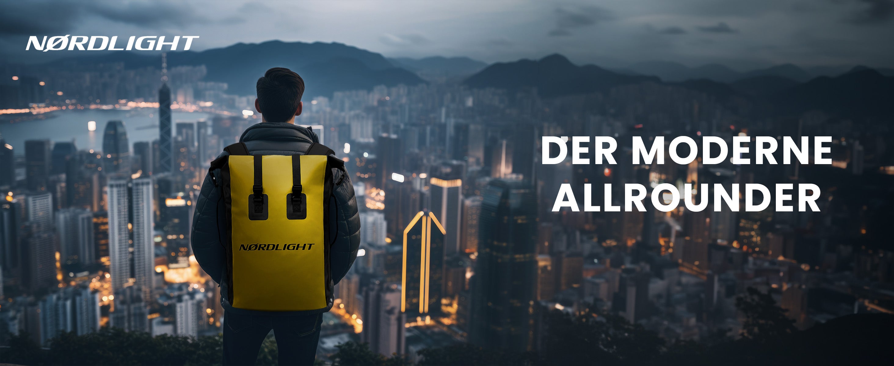 Mann mit gelbem Nordlight Rucksack steht auf Dach bei Dämmerung und blickt auf Stadt – moderner Allrounder.