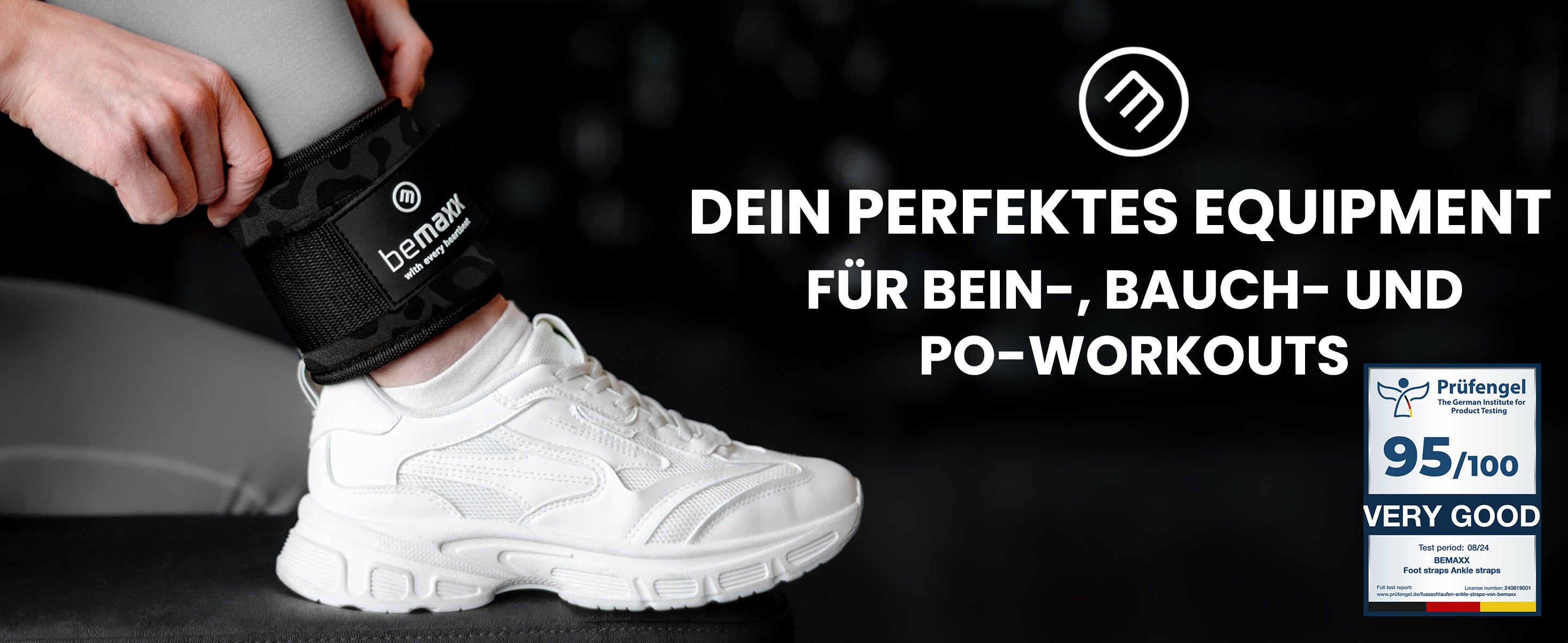 Person legt camouflage bemaxx, Fußschlaufen am Knöchel an mit 95/100 Prüfsiegel, ideal für Bein-, Bauch- & Po-Workouts.