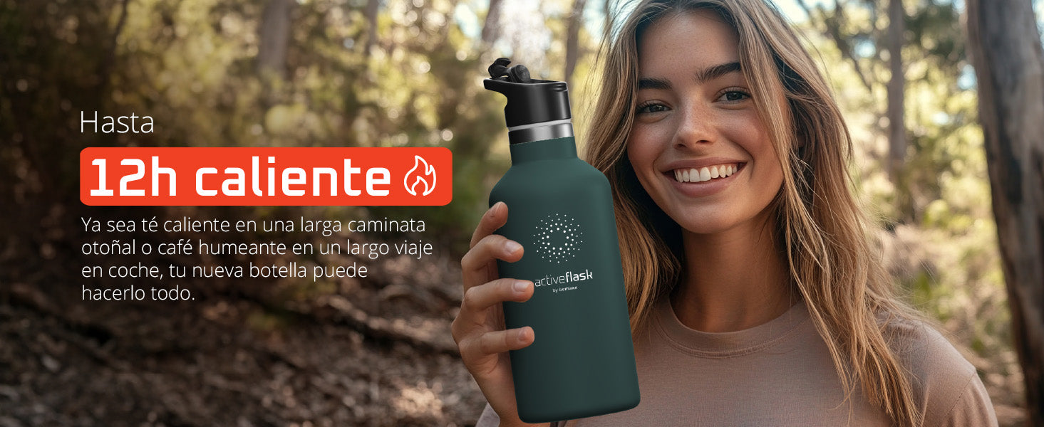 Mujer sostiene la bemaxx Active Flask en el bosque – mantiene las bebidas calientes hasta 12 h, ideal para caminatas otoñales.