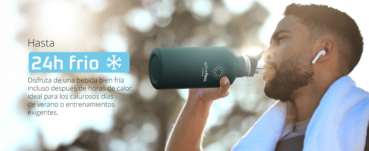 Hombre bebe de la bemaxx Active Flask – mantiene las bebidas frías hasta 24 h, ideal para el deporte y los días calurosos de verano.