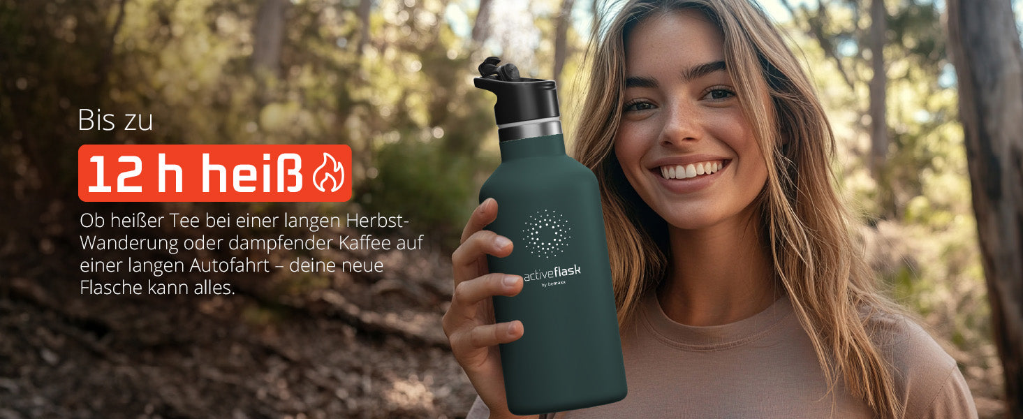 Frau hält bemaxx Active Flask im Wald – hält Getränke bis zu 12 h heiß, ideal für Herbstwanderungen.