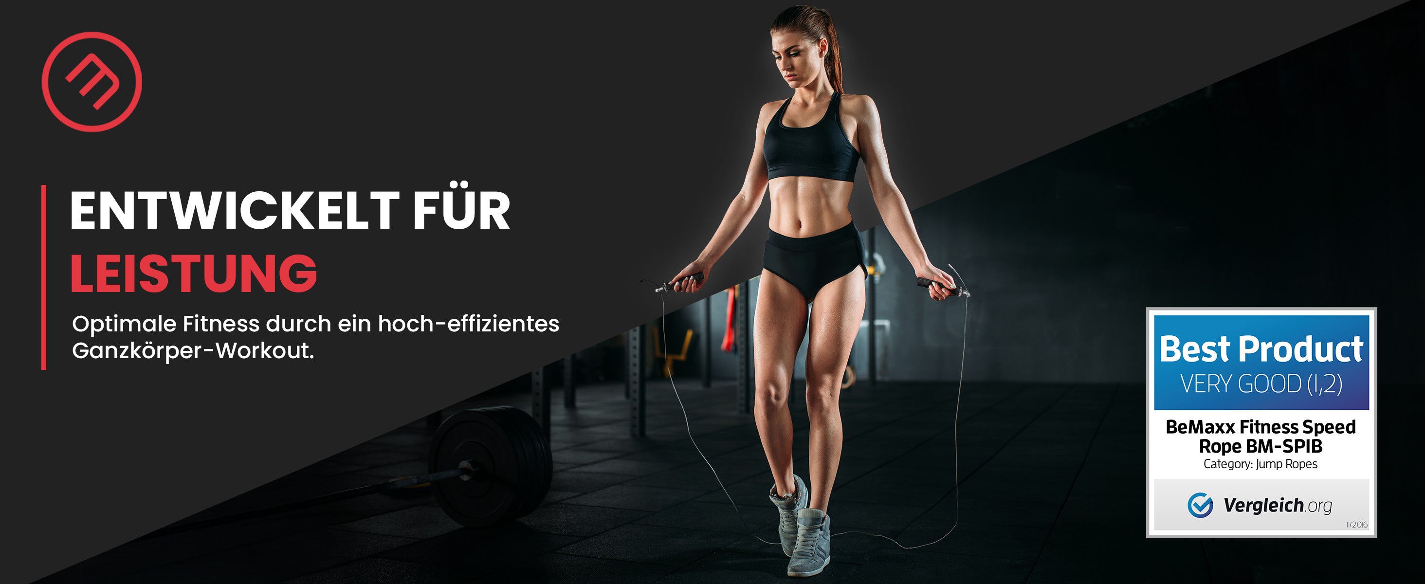 Sportlerin beim Springseil-Workout mit bemaxx Springseil im Fitnessstudio, ausgezeichnet als Best Product