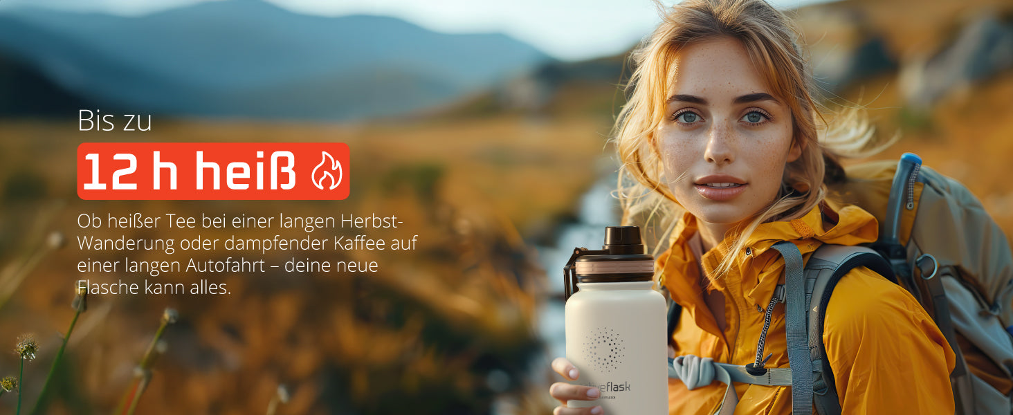 Frau mit bemaxx Active Flask beim Wandern im Herbst – hält Getränke bis zu 12h heiß, ideal für Outdoor-Abenteuer.
