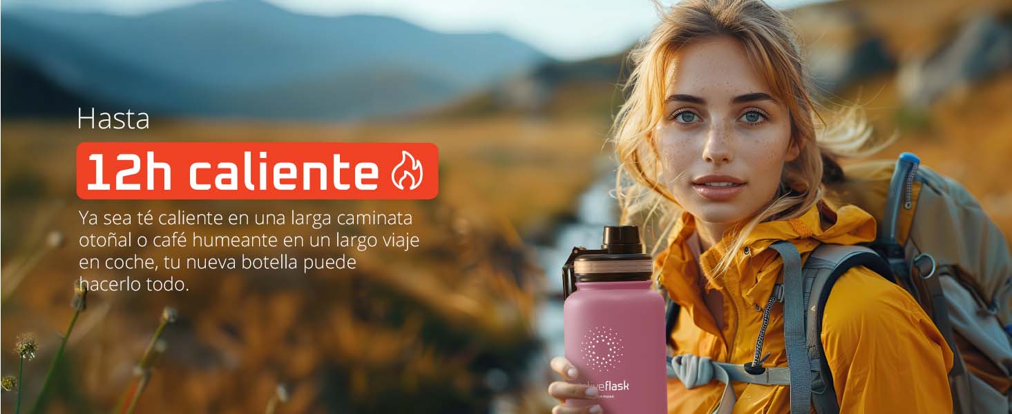 Mujer con la bemaxx Active Flask en una caminata otoñal – mantiene las bebidas calientes hasta 12 h, ideal para aventuras al aire libre.