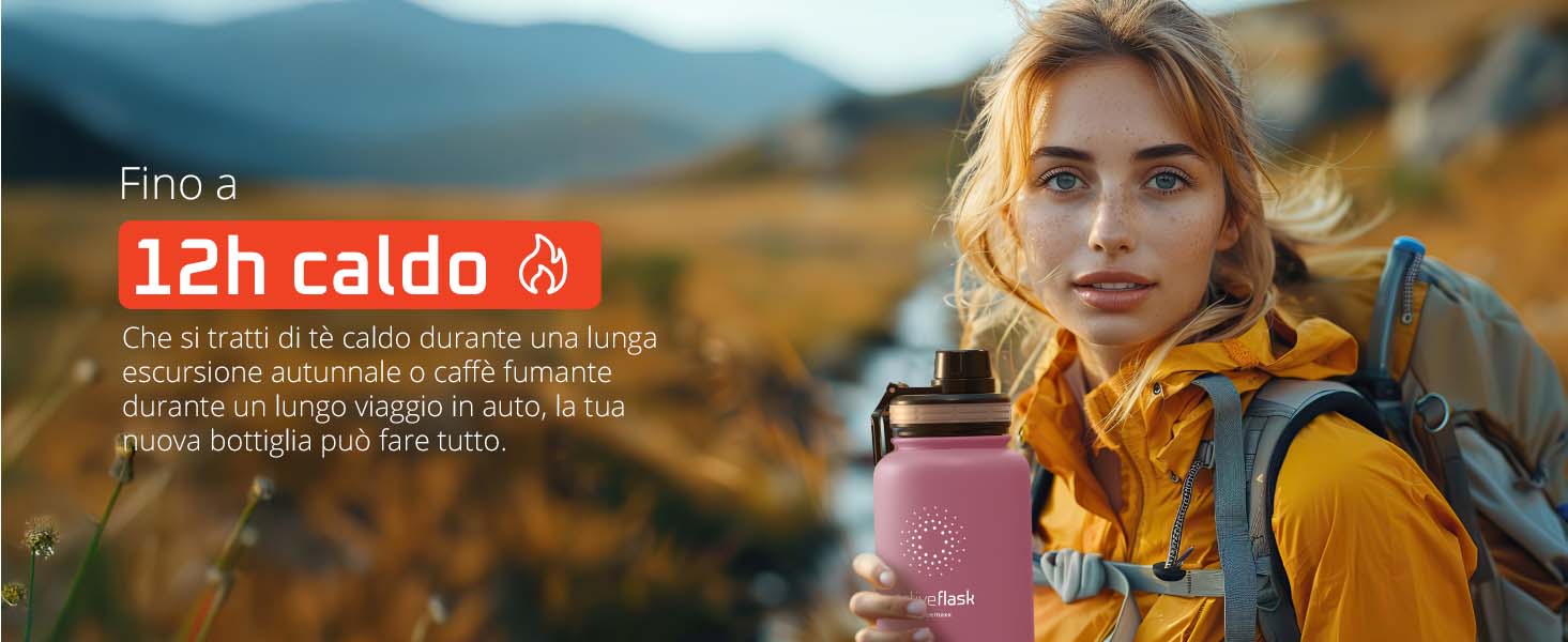 Donna con la bemaxx Active Flask durante un'escursione autunnale – mantiene le bevande calde fino a 12 ore, ideale per le avventure all'aperto.