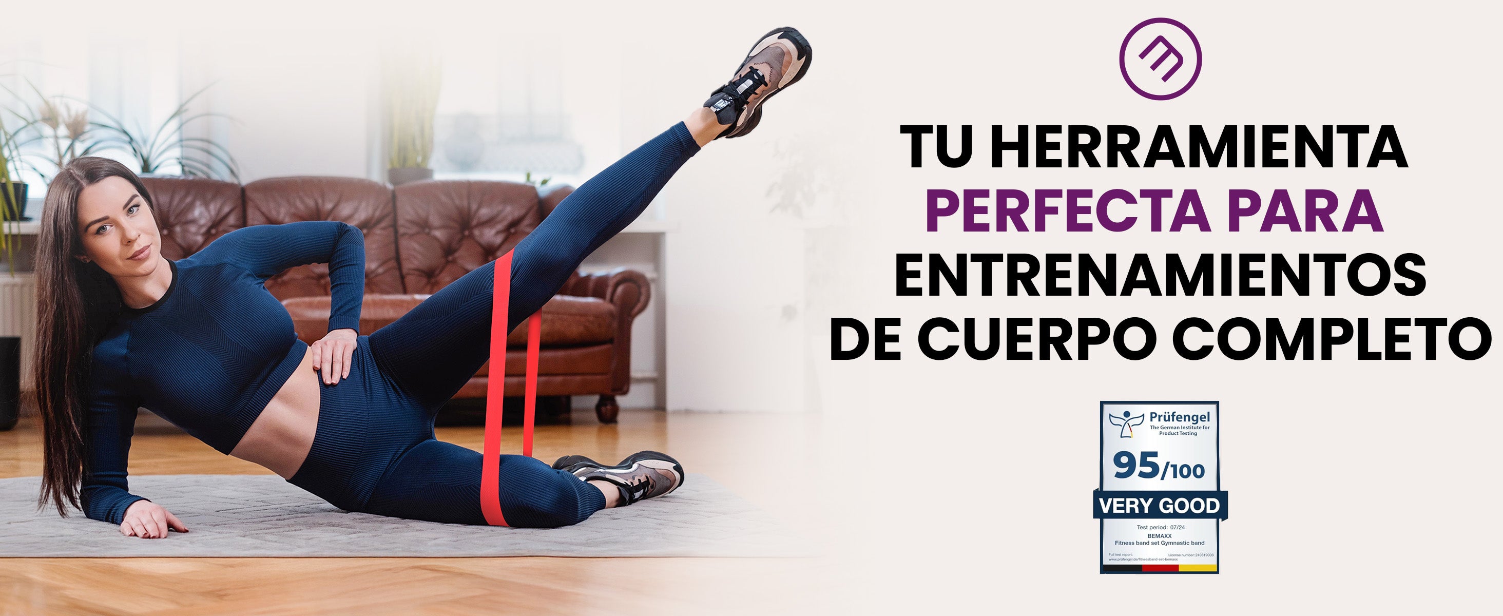 Mujer haciendo ejercicio en casa con set de bandas de resistencia bemaxx